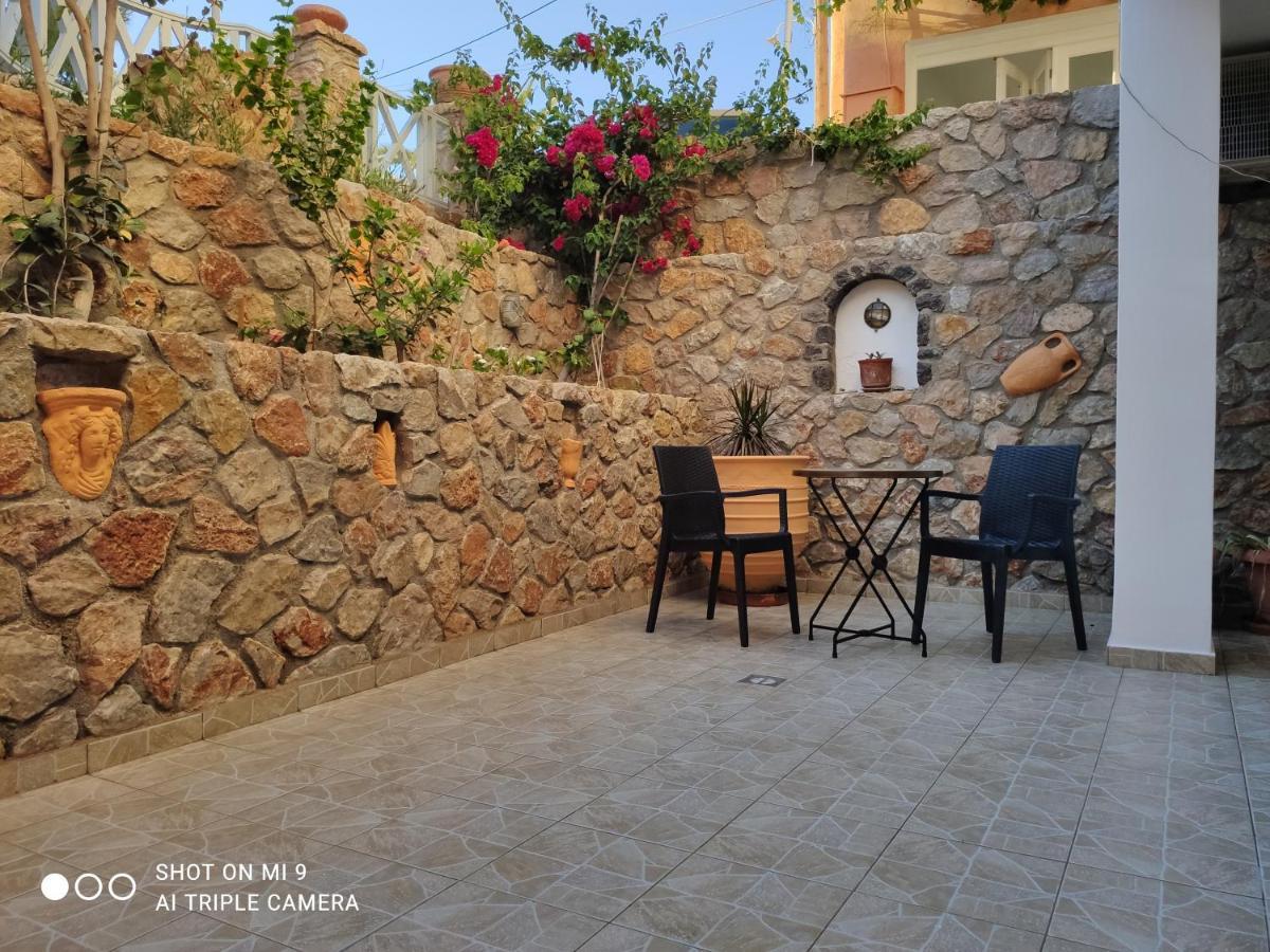 Leonidas Apartments Kamári Екстериор снимка